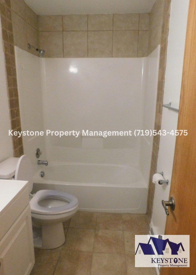 Building Photo - 879 S Bellflower Dr