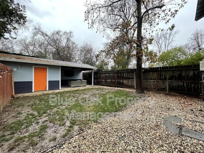 Building Photo - 631 1/2 Oak Lawn Ave
