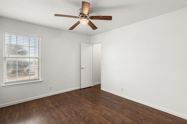 Building Photo - 210 Summerside Ave