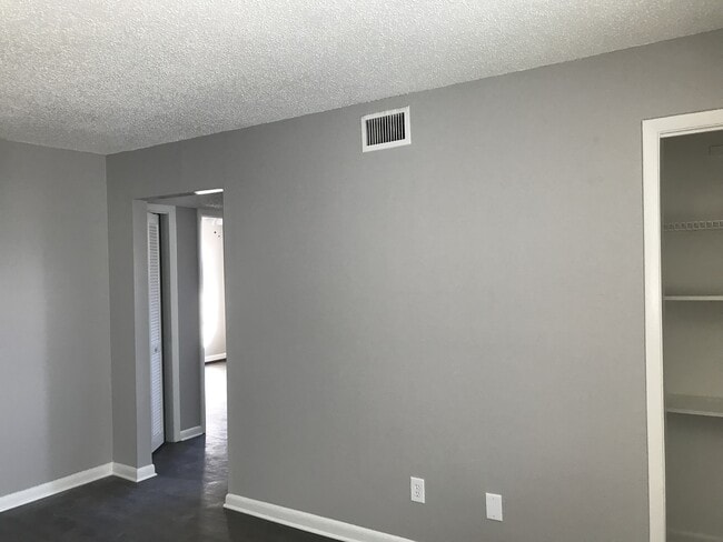 Building Photo - Fully Renovated 2 Bed / 1 Bath Apartment! ...