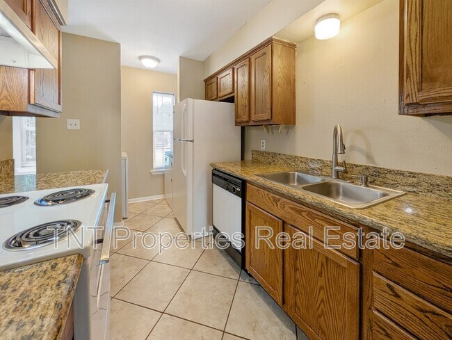 Building Photo - 1811 Woodsman Dr