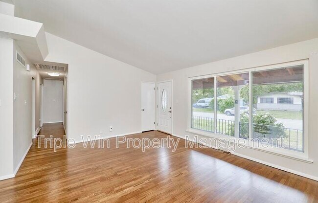 Building Photo - 803 Holiday Ave