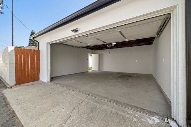 Building Photo - Stunning Fully Renovated 2 Bedroom 2 Bathroom Home