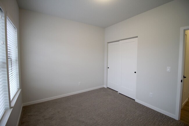 Building Photo - 2206 Rocky Ln