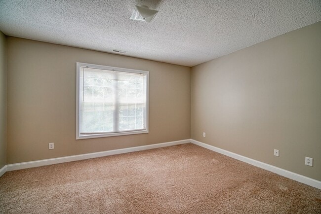 Building Photo - Freshly Renovated 2 BR, 2.5 BA Townhome Ce...
