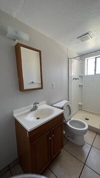 Building Photo - Beautiful home with 2 kitchens and 3 bedrooms and 2 bathrooms
