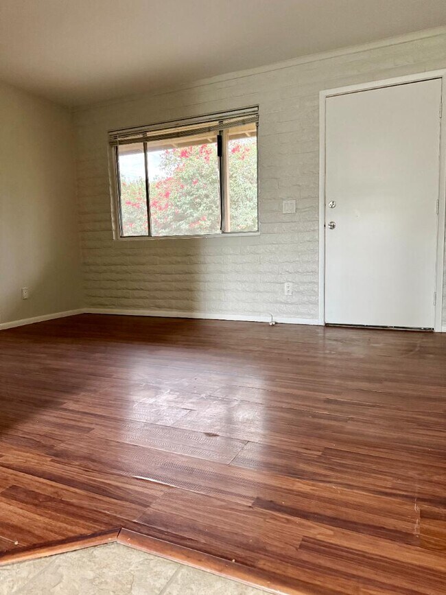 Building Photo - 825 E 5th St