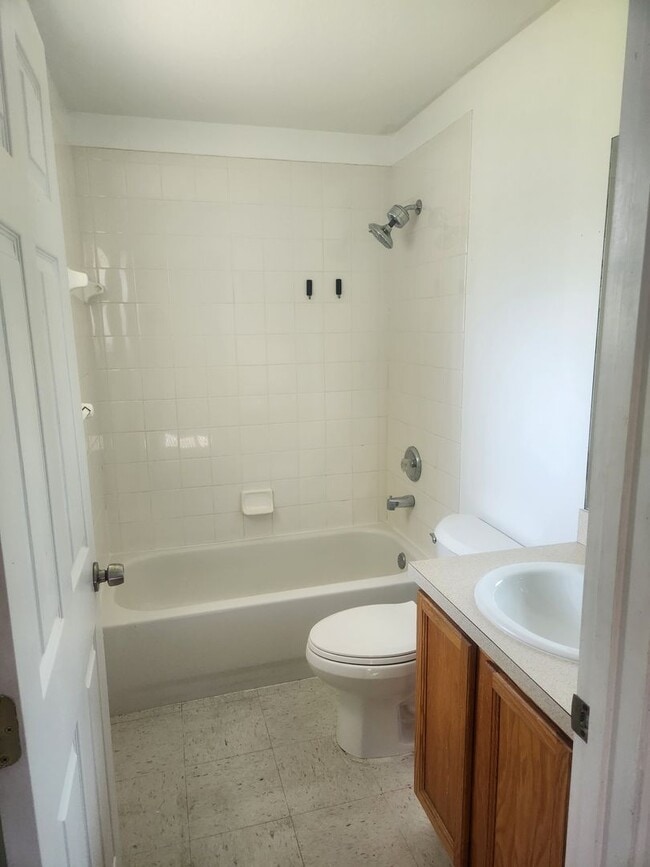 Building Photo - Location...Location..Comfortable 3 Bedroom...