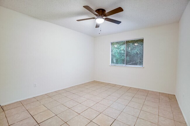 Building Photo - 10310 Little Pebble Dr