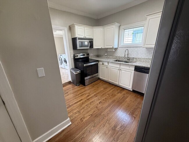 Building Photo - Adorable East Nashville Cottage just a hal...