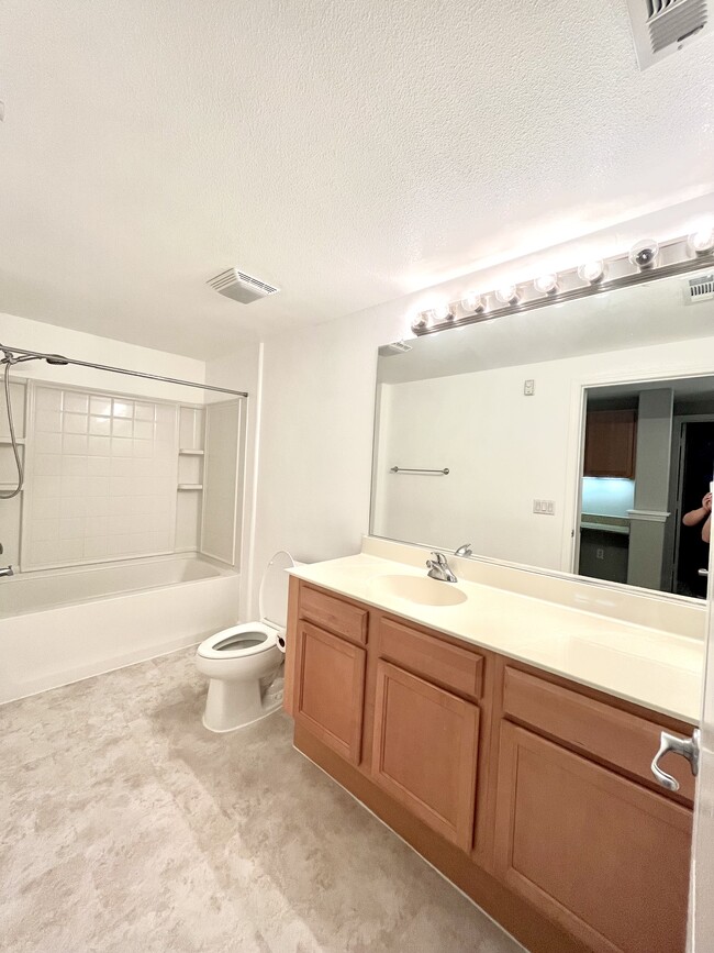 1st Full Bathroom - 5578 Tares Cir