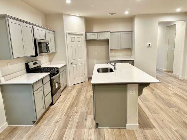 Building Photo - Lovely 3/2 Century Home In Madera