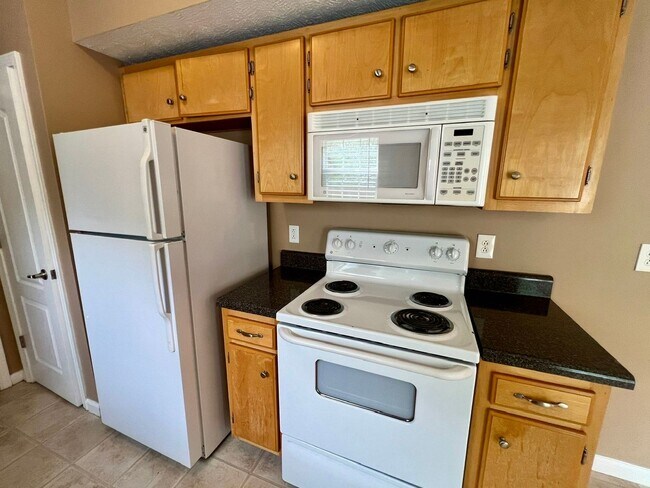Building Photo - 3 Bedroom 2.5 Bath Home in Oxford Hall - South Murfreesboro *New Carpet*