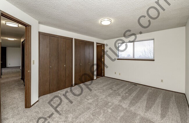 Building Photo - 4 bedroom 2.5 bathroom Home