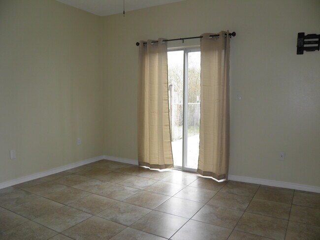 Building Photo - 1843 Whispering Oaks Ln