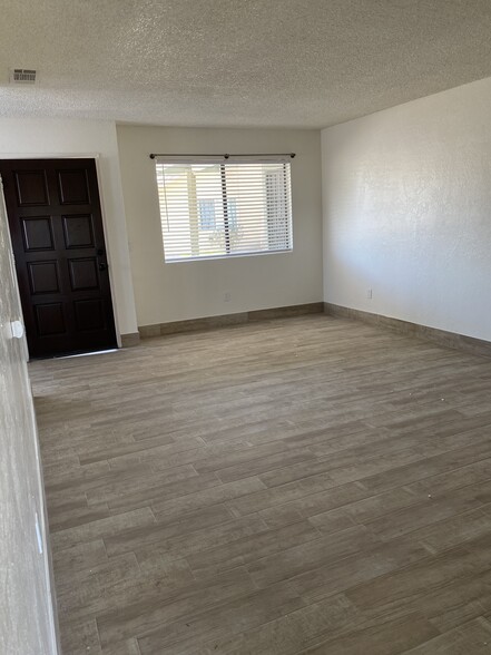 Living room - 931 Julieann Ln