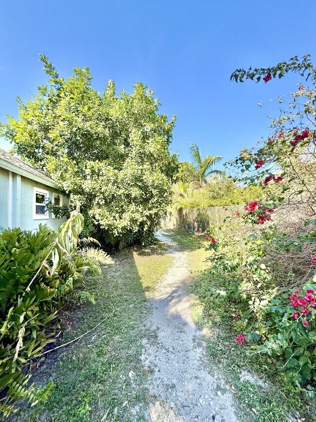 Building Photo - 713 Smith St