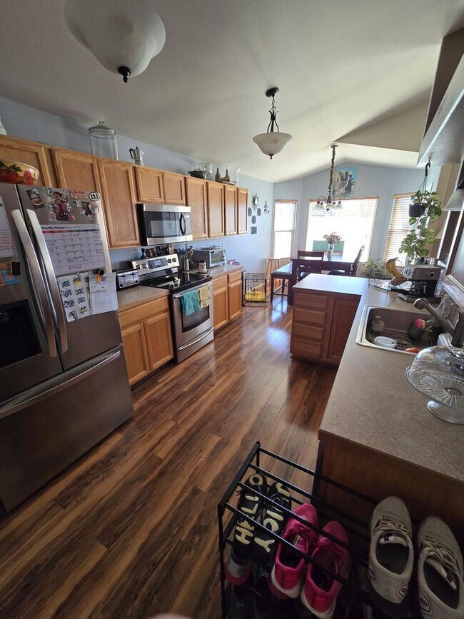 Building Photo - Spacious 5B/3B with Finished Basement Now Available!