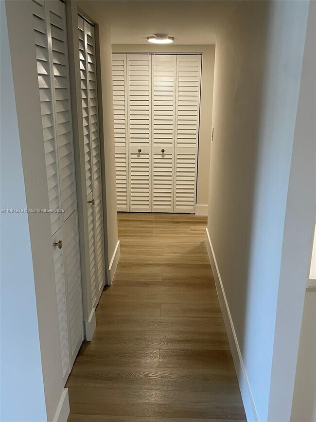 Building Photo - 8107 SW 72nd Ave