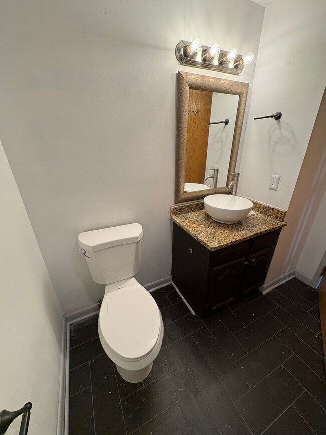 Building Photo - 110 W Summit Hill Dr SW