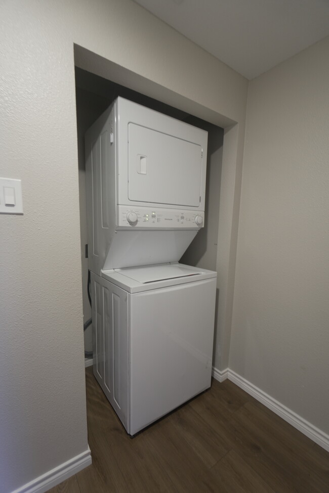 Stackable washer/dryer - 2708 Pin Oak Ln