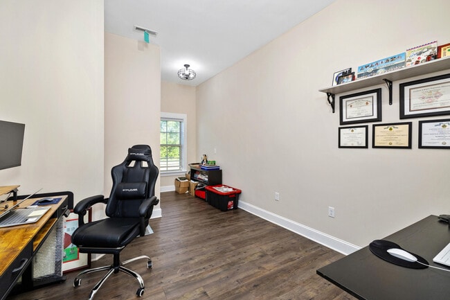 Building Photo - 930 Loring Mill Rd