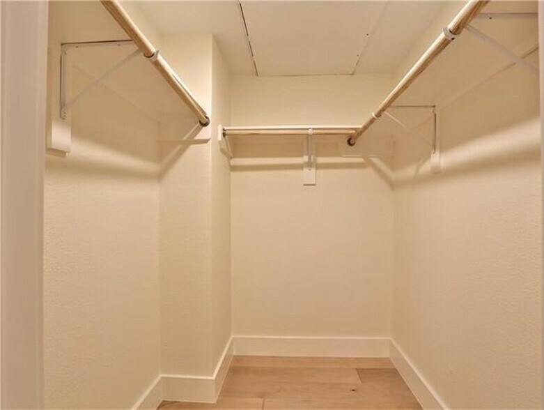 Building Photo - 909 Reinli Street