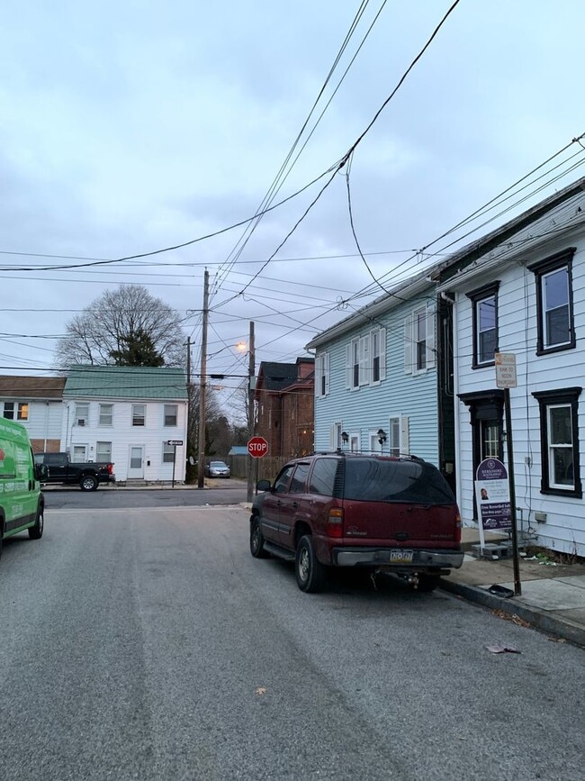 Building Photo - Newly Renovated 2 Bedroom with a walk-through Home in Carlisle