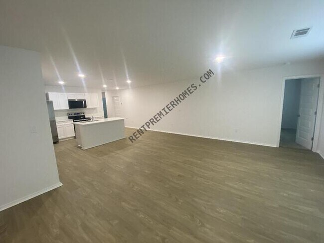 Building Photo - 103 E Fredonia Ct