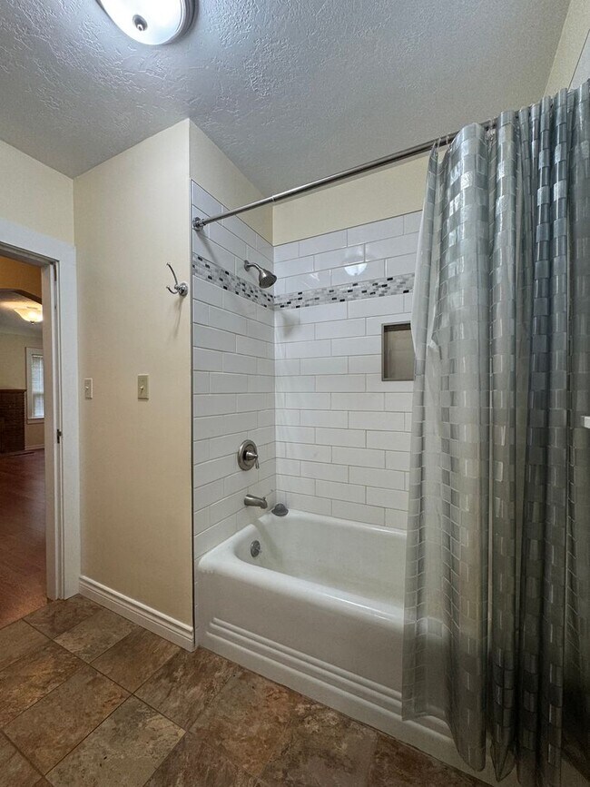 Building Photo - Charming 3 Bed Rental in Prime Location