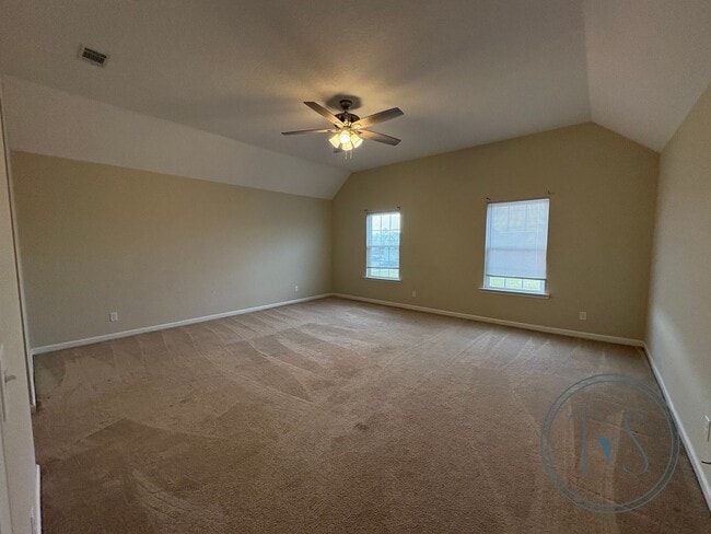 Building Photo - RATE DROP ALERT! (was $2400/month)