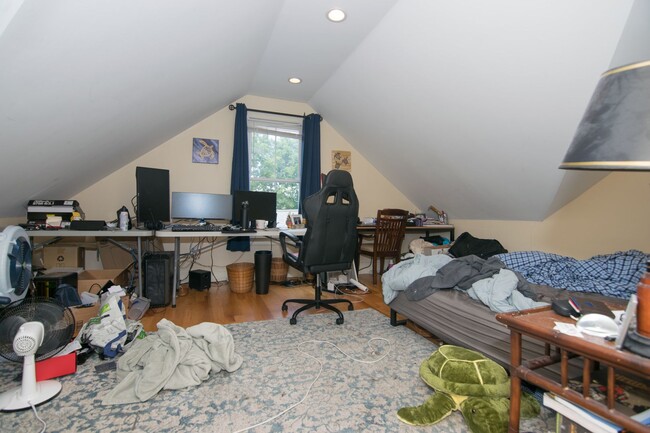Building Photo - Fabulous, modern 4-bed, 2-bed unit in Brighton - no broker fee!