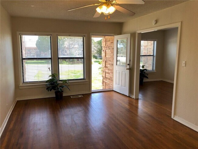 Building Photo - 307 S Mustang Ave