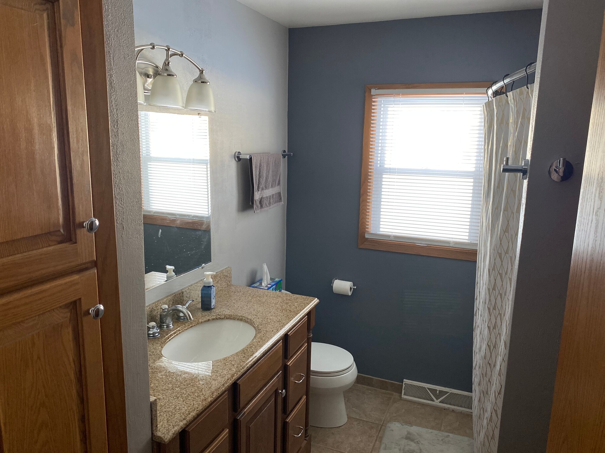 Building Photo - 808 Davis St