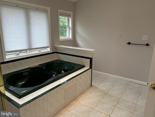 Building Photo - 114 Lenape Dr