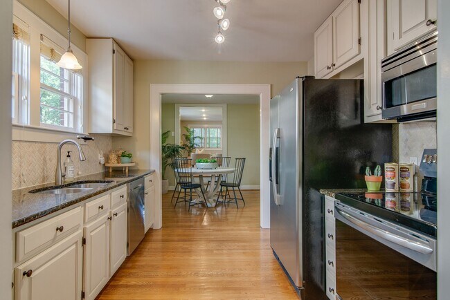 Building Photo - 2610 Woodlawn Dr