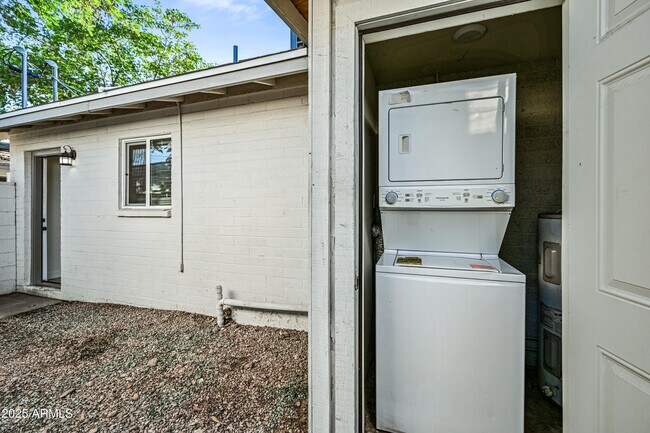 Building Photo - 1310 W Cochise Dr