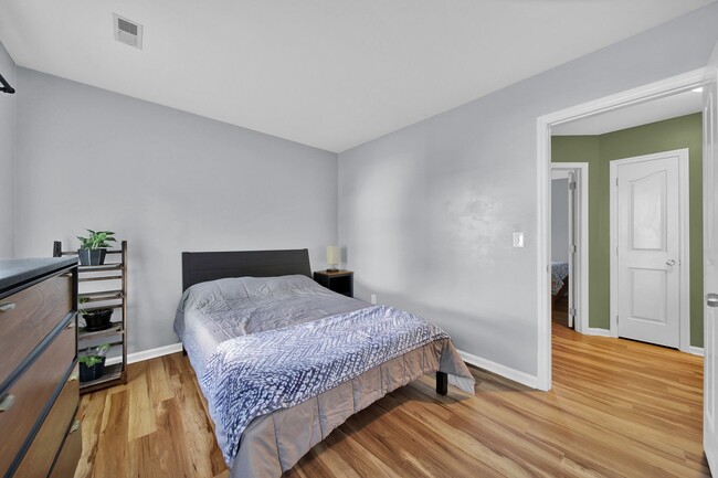 Building Photo - Spacious 4 Bed 2.5 bath Home in Davis Lake...