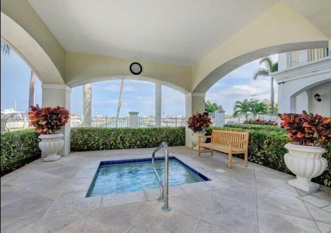 Building Photo - 804 E Windward Way