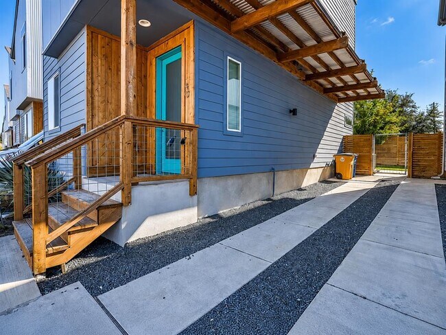 Building Photo - 801 N Bluff Dr