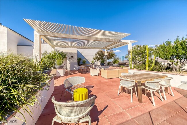 Building Photo - 150 S Las Vegas Blvd