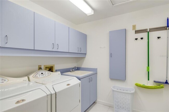 Building Photo - 5951 SW 21st Avenue Rd