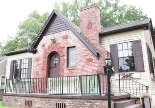 Building Photo - 3 Bedroom 2 bathroom Family Home