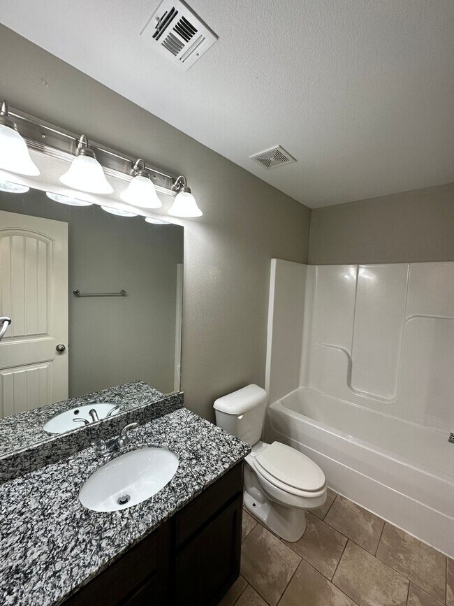 Building Photo - 3 Bedroom 2 Bathroom For Rent in Bentonville!
