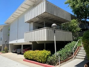 Building Photo - 2 bedroom 2 bath, large patio deck, commun...