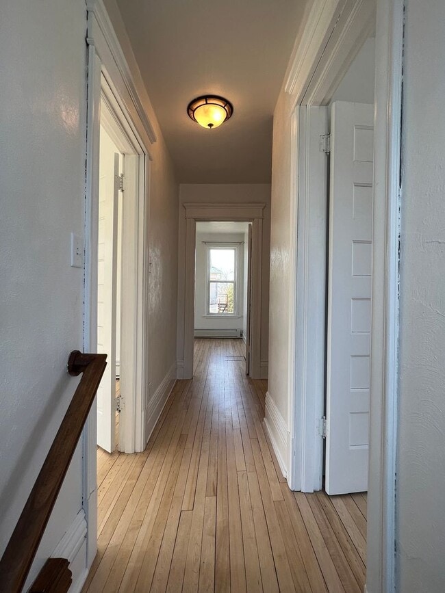 Building Photo - AVAILABLE JUNE - 4 Bed 1.5 Bath Home in Superior