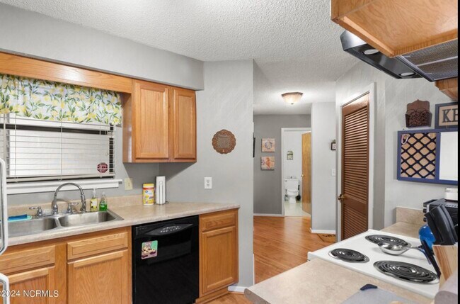 Building Photo - 728 Azalea Dr