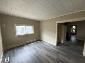 Building Photo - NW Side 1BR
