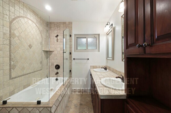 Building Photo - Stunning 3bd Home with Private Outdoor Oasis