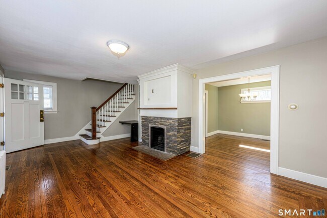 Building Photo - 186 School St